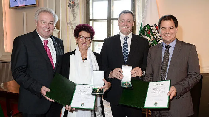 Schützenhöfer und Landeshauptmann-Stellvertreter Michael Schickhofer mit Waltraud Bachmaier-Geltewa und Odo Wöhry, die das Große Goldene Ehrenzeichen des Landes Steiermark erhielten