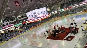 Aus dem „Wohnzimmer am Eis“ kommentieren Brabant, Peharz und Brandner das Geschehen