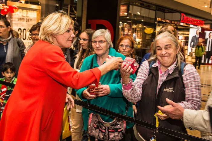 Bürgermeisterin Maria-Luise Mathiaschitz verteilt die Sacherwürfel an die Besucher in den City Arkaden.