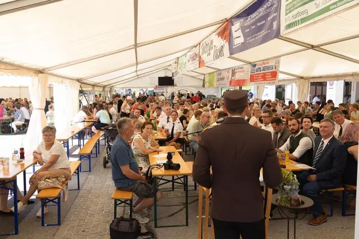 Nach dem Gottesdienst versammelten sich zahlreiche Gäste, um gemeinsam mit der Feuerwehr diesen besonderen Anlass zu feiern.