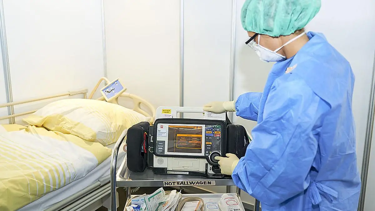 ABD0035_20200418 - WIEN - ÖSTERREICH: ZU APA0175 VOM 18.4.2020 - ++ HANDOUT ++ Das in der Messe Wien eingerichtete Betreuungszentrum für Covid-19-Krankheitsheitsfälle wird am Samstag, 18. April 2020, für eine Besiedlung vorbereitet. - FOTO: APA/PID/MARKUS WACHE - ++ WIR WEISEN AUSDRÜCKLICH DARAUF HIN, DASS EINE VERWENDUNG DES BILDES AUS MEDIEN- UND/ODER URHEBERRECHTLICHEN GRÜNDEN AUSSCHLIESSLICH IM ZUSAMMENHANG MIT DEM ANGEFÜHRTEN ZWECK UND REDAKTIONELL ERFOLGEN DARF - VOLLSTÄNDIGE COPYRIGHTNENNUNG VERPFLICHTEND ++