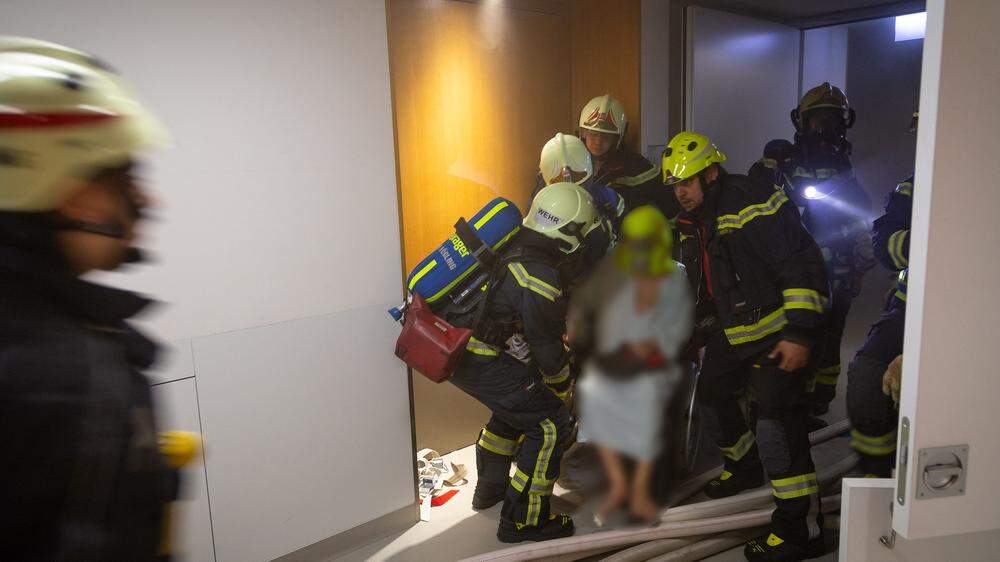 Bei einem Brand im Landesklinikum Mödling sind in der Nacht auf Dienstag drei Patienten gestorben , 20 Personen wurden evakuiert, eine Frau wurde leicht verletzt