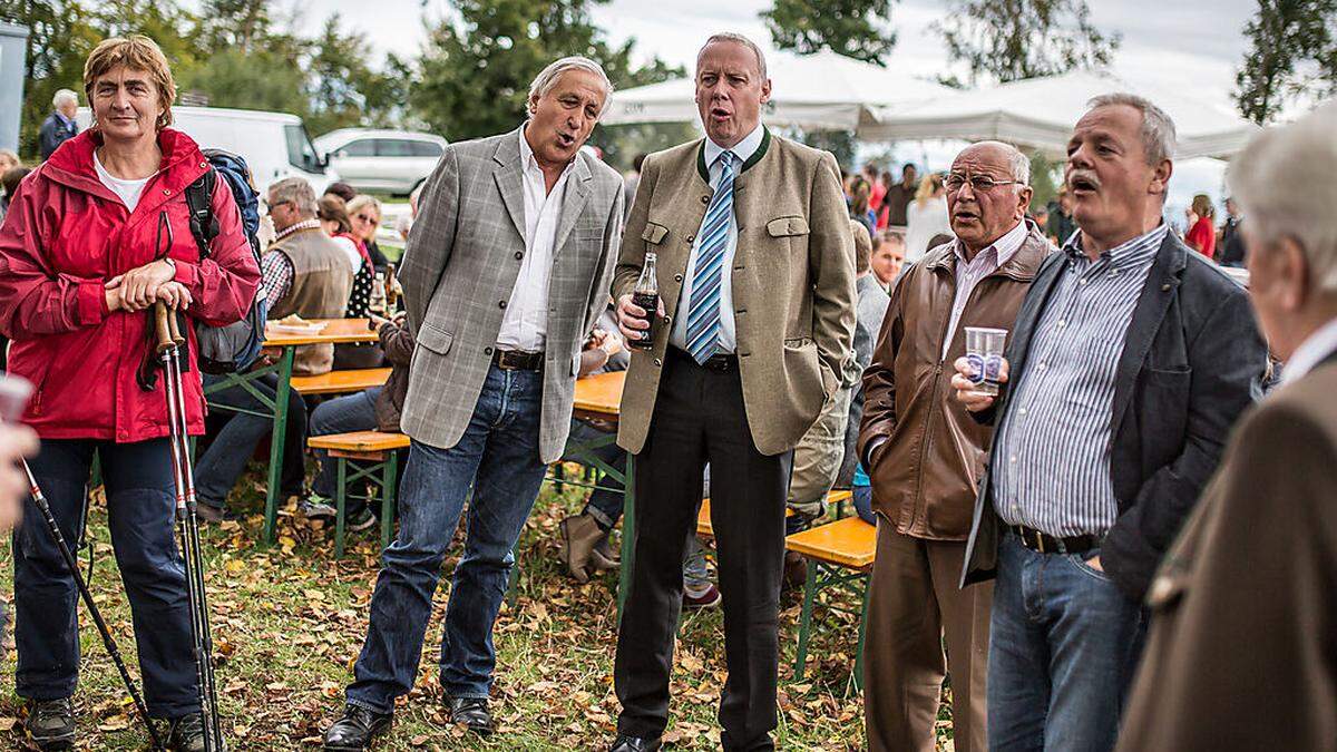 Bürgermeister Bernard Sadovnik (Mitte) sang unter der Linde