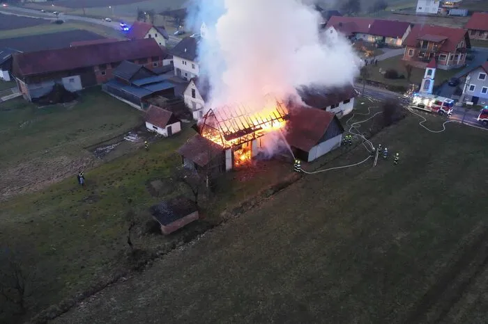 Die Feuerwehr konnte verhindern, dass die Flammen auf andere Gebäude übergriffen.Verletzt wurde niemand.