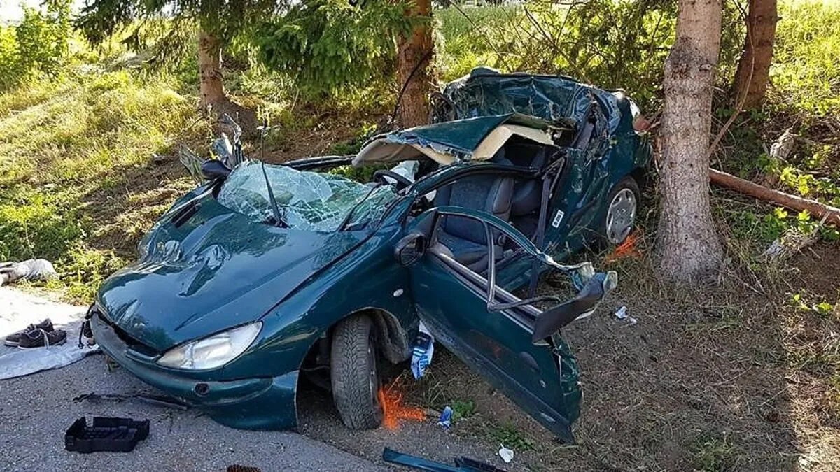 Die Feuerwehren mussten schweres Bergegerät zur Rettung einsetzen
