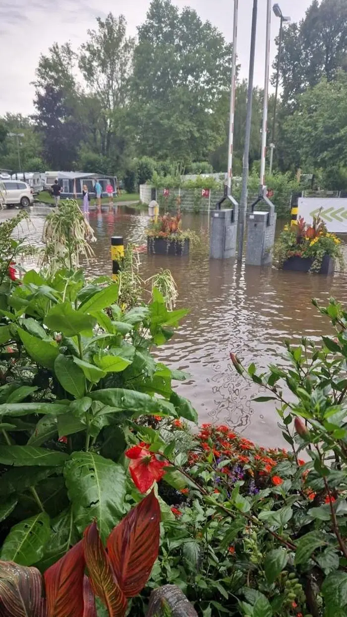 Auch die Campingplatzzufahrt stand unter Wasser