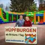 Christian Neuhold betreibt als rentforsmile.at einen Hüpfburgenverleih. Mit Unterstützung von Partnerin Conny eröffnet er nun den Hüpfburgenpark in St. Peter am Ottersbach