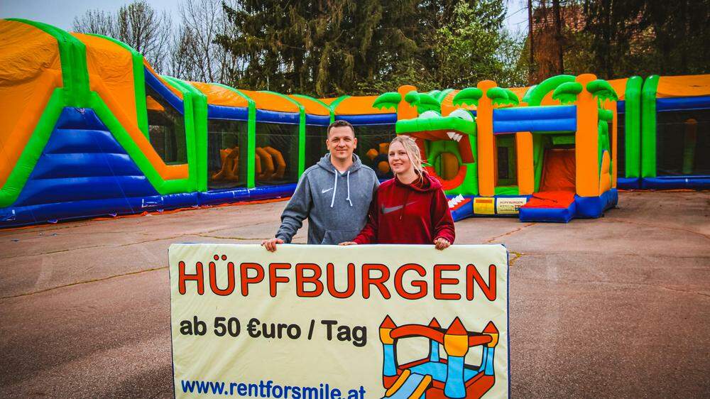 Christian Neuhold betreibt als rentforsmile.at einen Hüpfburgenverleih. Mit Unterstützung von Partnerin Conny eröffnet er nun den Hüpfburgenpark in St. Peter am Ottersbach