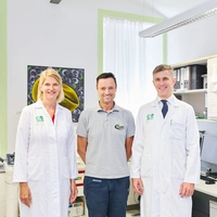 Michael Kroiunig kann wieder lachen. An seiner Seite: Annkristin Heine und Jens Thiel.