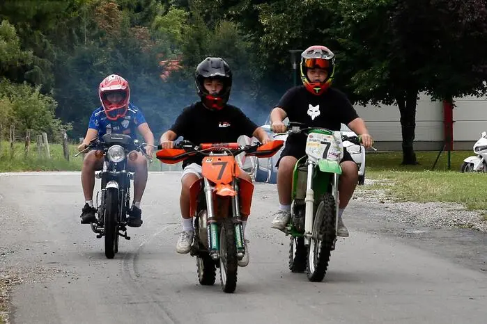 Auch die jungen Biker ließen kräftig Gummi am Beton.