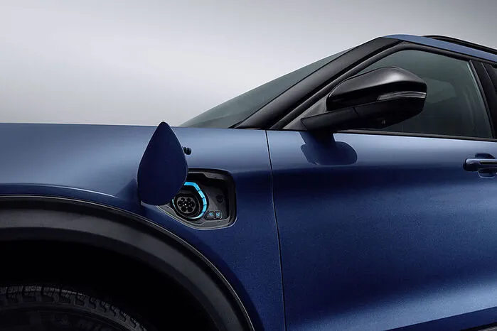 Der Fahrer kann entscheiden, wann und wie er die in der Batterie gespeicherte Leistung abruft. Dafür stehen ihm vier verschiedene Programme zur Wahl. Ford stellt einen Durchschnittsverbrauch von 3,4 Litern (78 g CO2/km) in die Auslage.