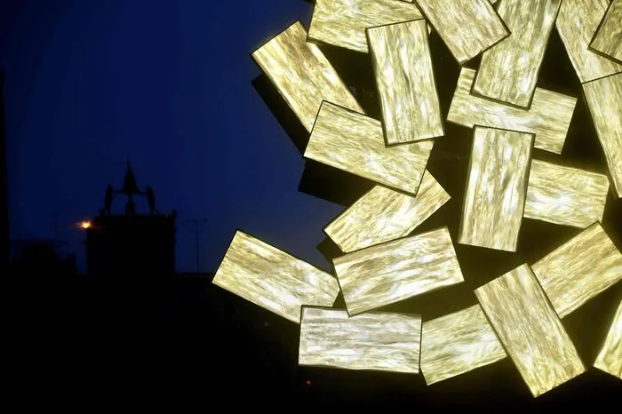 Der 80-jährige Künstler Plessi verteidigte seine Installation. "In diesem dunklen Jahr möchte ich mit meinem stark leuchtenden Christbaum ein Signal der Hoffnung entsenden.