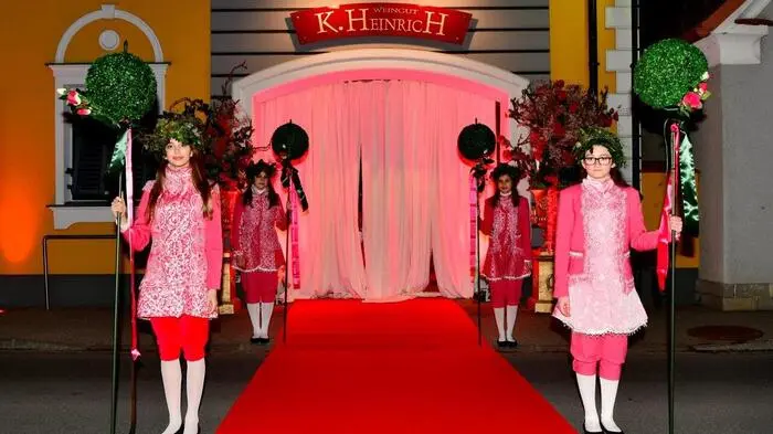 In märchenhaften Kleidern und Roben begrüßten die Models die vielen Gäste an diesem Abend der Rose