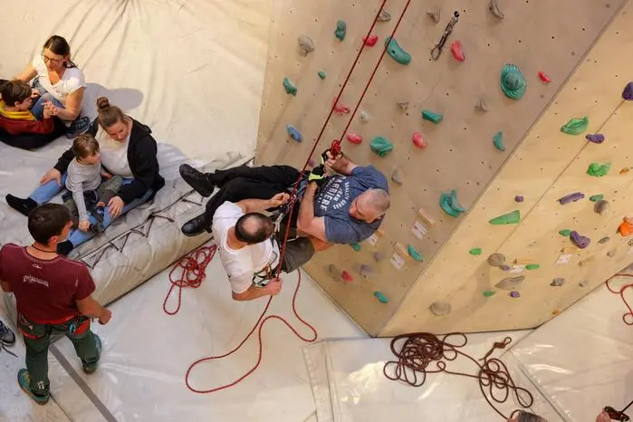 „Wir verfügen bereits seit mehreren Jahren über ein äußerst erfolgreiches Paraclimbing-Team. Diese fachliche Kompetenz nutzen wir, um das Angebot im Bereich des Behindertenbreitensports auszubauen“, so Rene Stix, Geschäftsführer der Naturfreunde Steiermark und der Kletterhalle Fürstenfeld. 