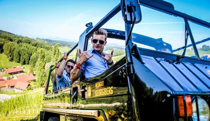 Ihr kennt nur Weinverkostungen von der angestaubten Sorte? Bei den Pinzgauer Touren lernt ihr Wein von seiner frischesten Seite kennen