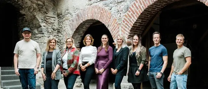 Lukas Klauber (Juwelier), Saskia Kocher (Brautstyling), Waltraud Dullnigg (Brauhaus Murau), Ingrid Resch (Brautmode), Katja Hebenstreit (freie Rednerin), Sabrina Feibl (Fotografie), Christina Hollerer (Floristik), Alexander Klauber und Sonja Hauck (Musiker) sowie Andreas Siebenhofer (Fotografie) stellen unter anderem aus