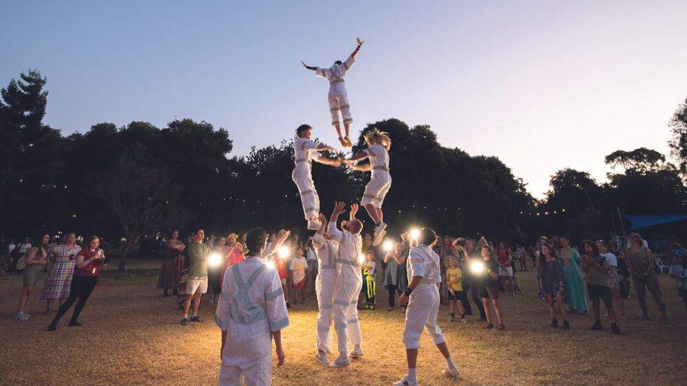 Gravity & Other Myths eröffnen am Freitag das Festival, zeigen sich aber auch outdoor