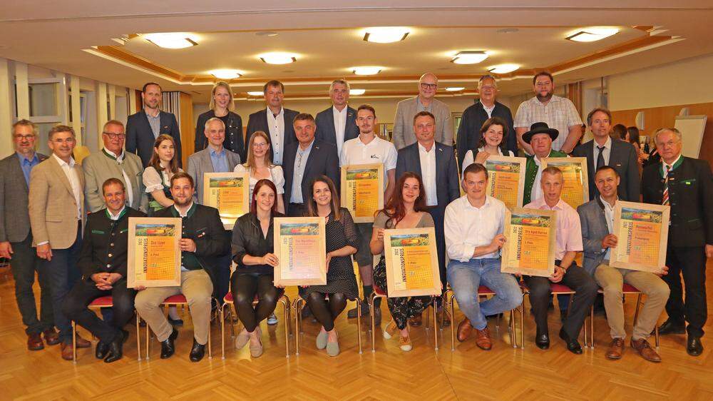 Die Preisträgerinnen und Preisträger des Innovationspreises Kulinarik mit Vertretern des Steirischen Vulkanlandes und Bürgermeistern