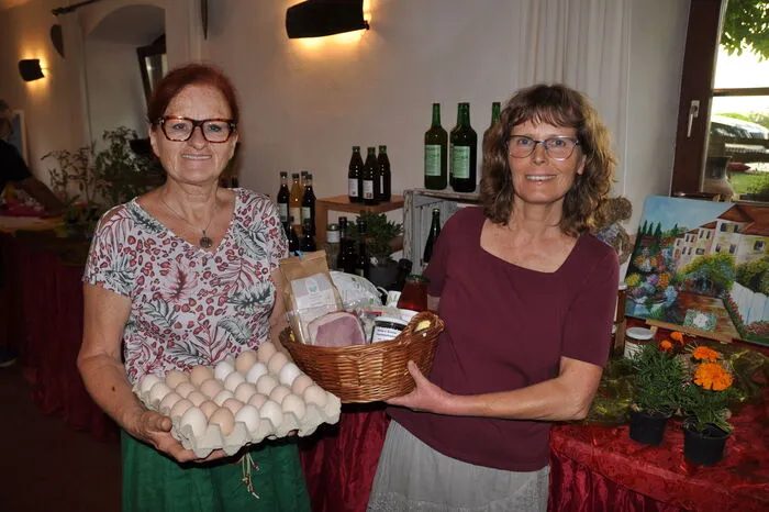 Der Verein "ZammLebm" hat am 22. Juni das Projekt "regionale Selbstversorger" am Mönichbauerhof in Völking bei St. Marein gestartet. Jeden Donnerstag von 14.30 bis 18.30 Uhr gibt es den „Einkaufsnachmittag“. Angeboten werden regionale Produkte von heimischen Bauern.