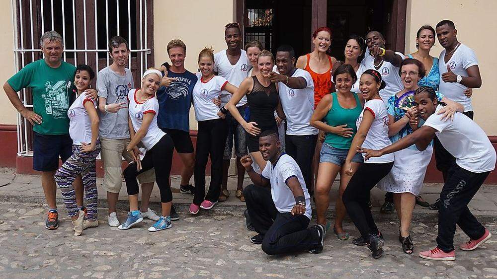 Salsa auf der Straße führten die steirischen Gäste und die kubanischen Tanzlehrer vor