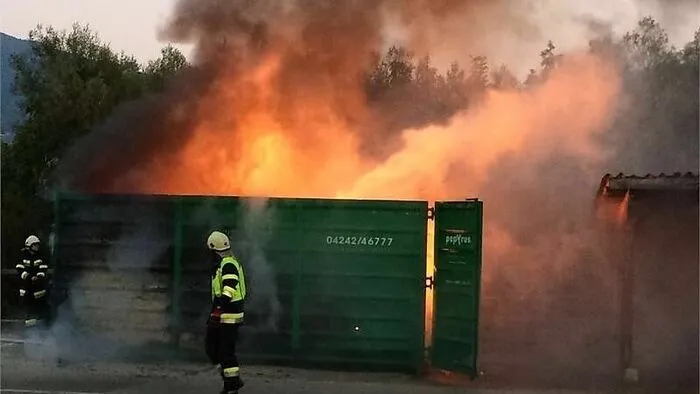 Der Müllcontainer stand in Vollbrand