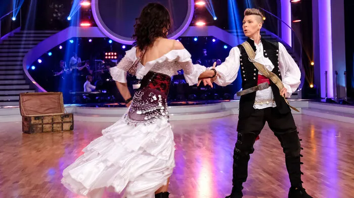 Adieu, Virginia Ernst: Die Singer-Songwriterin musste sich aus der Dancing Stars-Show verabschieden. Trotz piratischem Einsatz zur Melodie "Black Pearl".