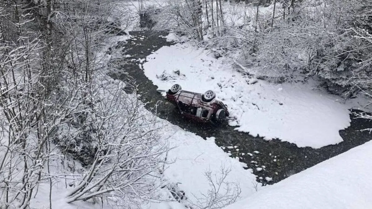 Der Pkw kam von der Fahrbahn ab, schlitterte 70 Meter eine steile Wiese hinab und kam auf der Seite in einem Bachbett zum Liegen