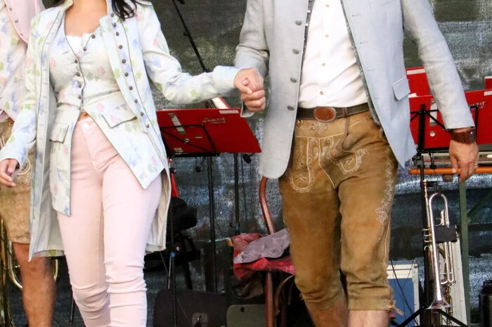 Höhepunkt des Festes war am Eröffnungstag zweifelsohne die Modeschau der Alpe-Adria-Manufaktur Strohmaier mit Bürgermeister Alexander Benedikt (Foto) ... 