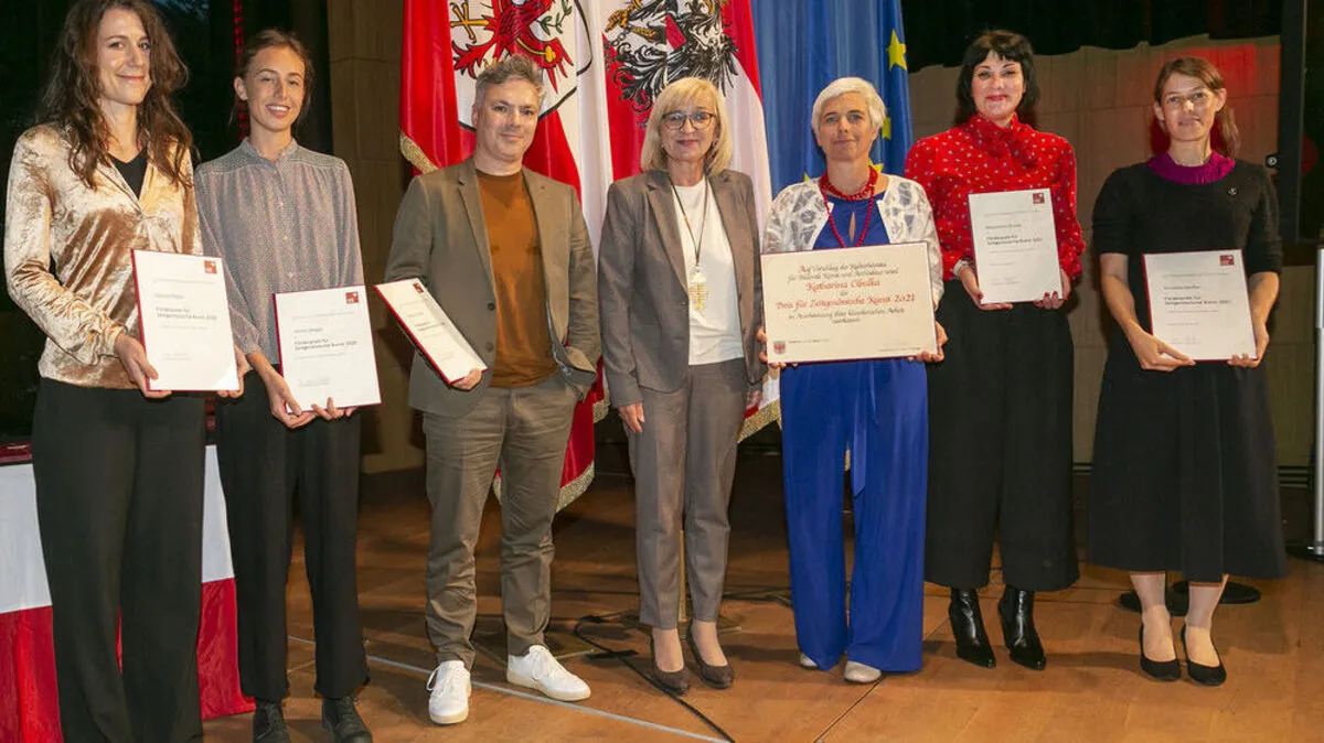 In der Gruppe Bildende Kunst zeichnete Palfrader (Mitte),  Sophia Mairer, Janine-Chantal Weger und Helmut P. Ortner sowie Katharina Cibulka, Margarethe Drexel und Annelies Senfter aus