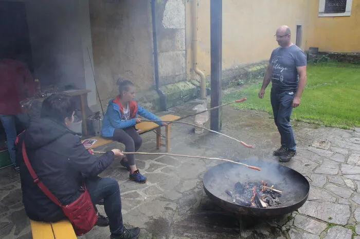 ... Würstelgrillen für Kinder am Lagerfeuer,...