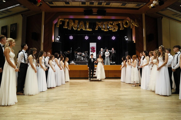 ...bei ihrem Maturaball in die Stadthalle der Thermenhauptstadt.