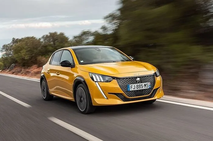 Peugeot 208. Benzin, Diesel und Elektro - selten war ein Kleinwagen so breit aufgestellt wie der neue 208. Optisch ist die neue Generation in absoluter Bestform: Sie ist sieben Zentimeter länger und vier Zentimeter tiefer als ihr Vorgänger. 