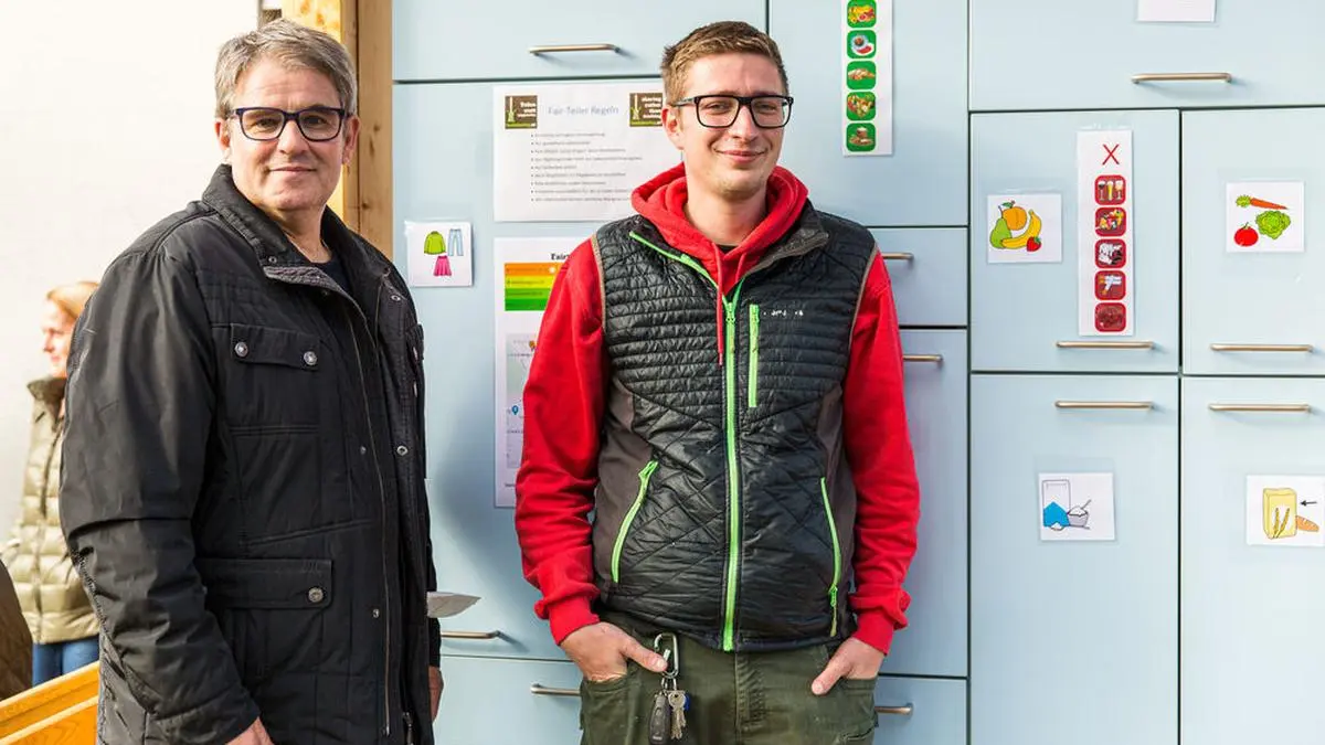 Manfred Pranger und Christoph Schinnerl von erfa vor dem neuen Fairteiler