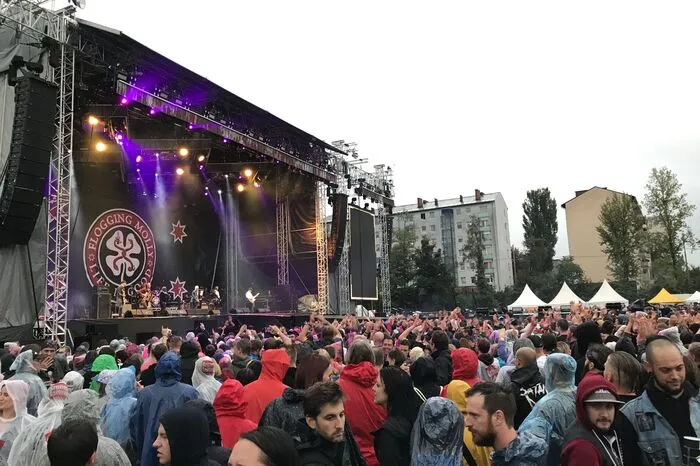 Iren kann ein bisschen Regen sowieso nicht vom Rocken abhalten - siehe Flogging Molly, die nach Amorphis als Vorband für Volbeat anheizten.