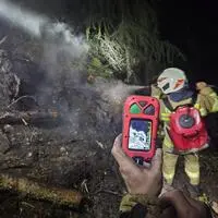 In einem abgelegenen Waldgebiet und bei Dunkelheit kämpften Feuerwehrleute gegen den Brand