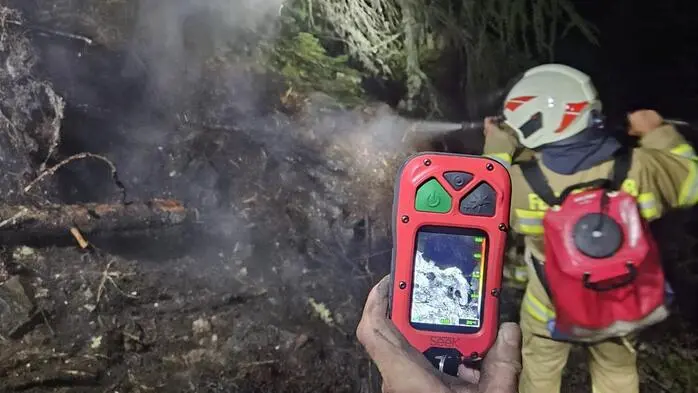 In einem abgelegenen Waldgebiet und bei Dunkelheit kämpften Feuerwehrleute gegen den Brand