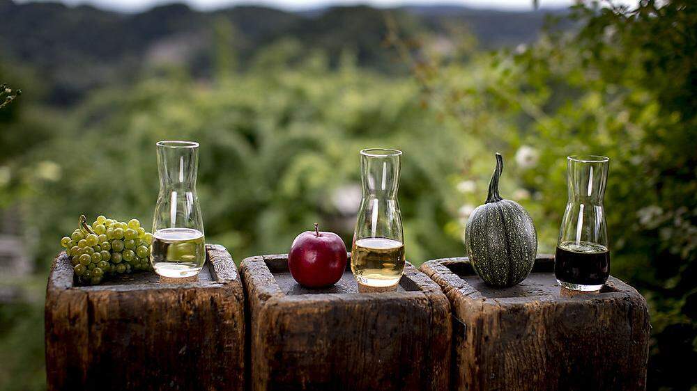 Flüssige Dreifaltigkeit: Wein,  Apfelsaft und Kürbiskernöl  gehören zum köstlichen  Basisprogramm einer steirischen Buschenschank