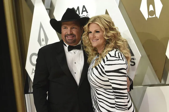 Bei der Gala der Country Music Association am Mittwochabend in Nashville setzte sich Brooks (im Bild mit Trisha Yearwood) gegen die Kollegen Eric Church, Chris Stapleton, Carrie Underwood und Keith Urban durch. Es war der siebente Sieg für den Mann aus Oklahoma in der Top-Sparte seit 1991.