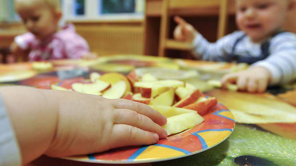 Kindern von eineinhalb bis drei Jahren wurde beim Essen „Disziplin“ beigebracht