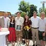 Bürgermeister Jochen Bocksruker (3.v.r.), Kulturstadtrat Andreas Albrecher (1.v.r.) und Finanzstadtrat Josef Schüller (1.v.l.) gratulierten Familie Schlatzer zur Eröffnung