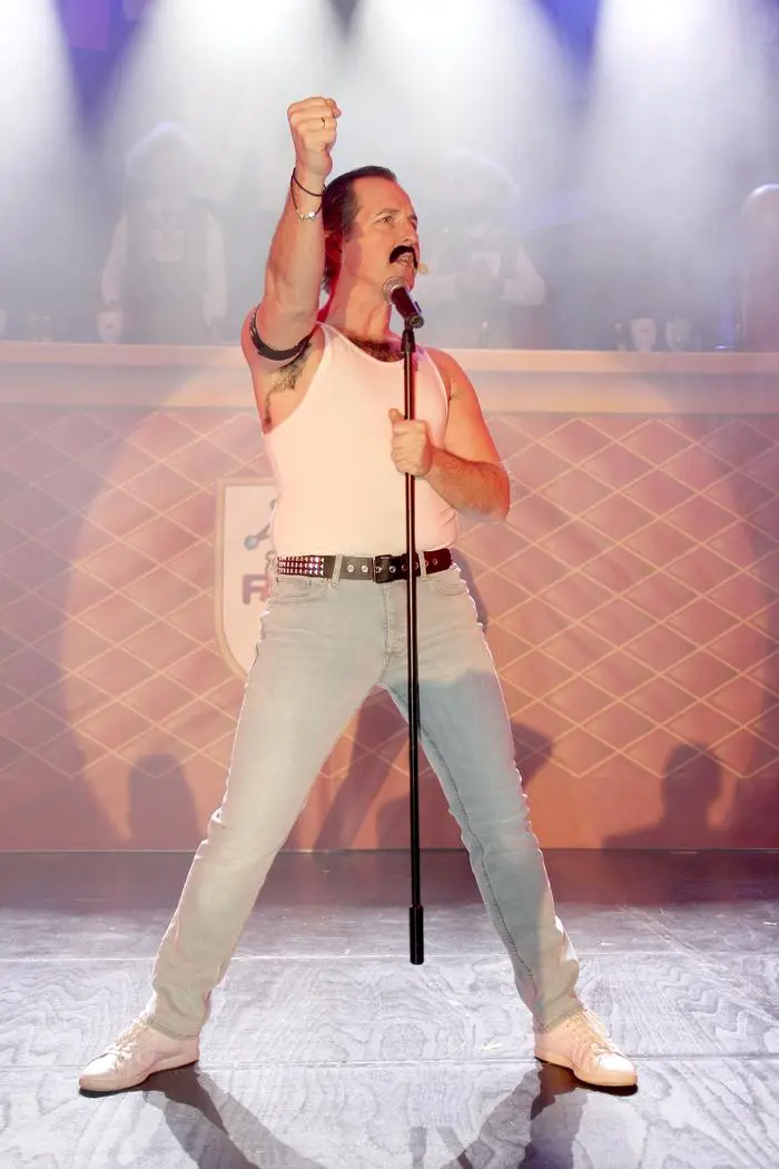 Herzog Andy I. als Freddy Mercury in Aktion 