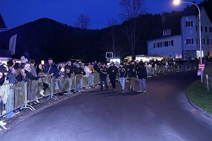 Begonnen hat das Treiben mit einem Kinderkrampuslauf, ein Dutzend Mini-Krampusse entzückten die Zuseher.