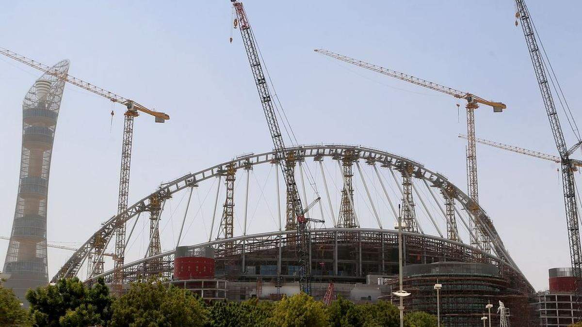 Die Vorbereitungen für die Fußball-WM in Katar laufen dennoch weiter