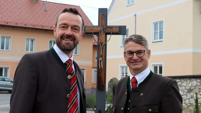 Thomas Morianz (rechts im Bild) der Schwiegersohn des verstorbenen Gründungsobmann des KMR Manfred Probst, zog mustergültig die Fäden für die Gesaltung und die Weihe der Gedächtnisstätte. Links von ihm Stadtrat Christian Taudes
