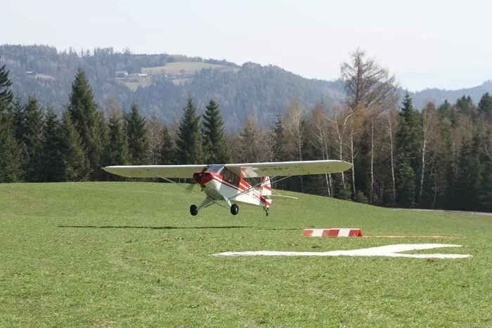 Fliegertreffen in der Steiermark | Die Pistenlänge von nur 250 Metern verlangte den Piloten große Beherrschung ihrer Maschinen ab.