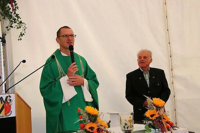 Pfarrer Winfried Lembacher zelebrierte die feierliche Erntedankmesse, welche von den Kindern der Volksschule und dem Musikverein Graden mitgestaltet wurde.