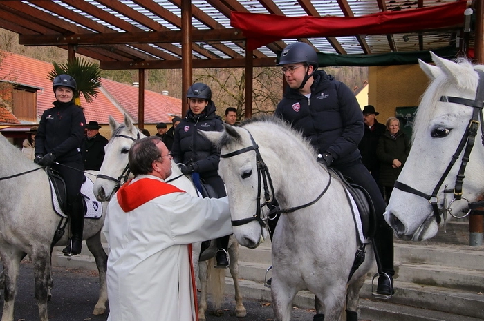 Im Rahmen des feierlichen Pfarr-Gottesdienstes segnete Pfarrer Fuchs auch den "Orgel-Schilcher 2022", gepresst aus Schilchertrauben aus Piber.