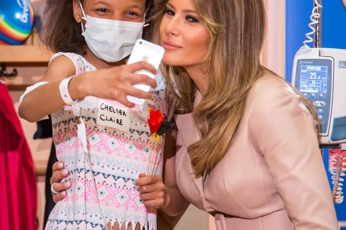 Die Frau des US-Präsidenten überreichte ein Paket mit Kinderbüchern und stand für Selfies mit den Kindern bereit.