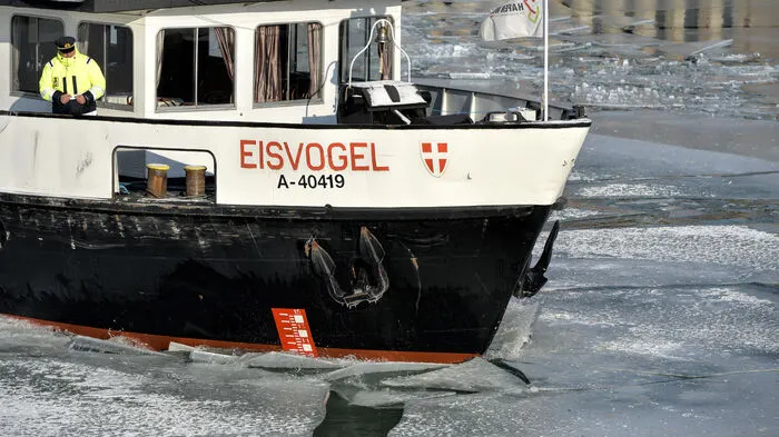 Damit die derzeit bis zu 15 Zentimeter dicke Eisschicht ankommende Schiffe nicht behindert und die vor Anker liegenden Kreuzfahrtschiffe nicht beschädigt, ist am Mittwochvormittag der Eisbrecher "MS Eisvogel" ausgerückt, um das Eis aufzubrechen. Das Schiff musste erstmals seit fünf Jahren zu diesem Zweck eingesetzt werden.