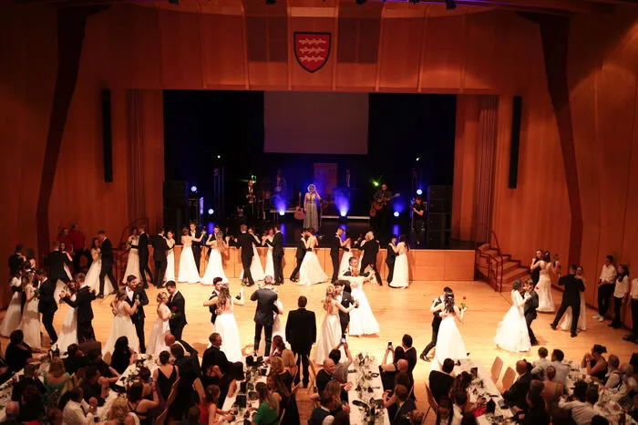 Die Polonaise war mit der Tanzschule Glauninger einstudiert worden. Sie beinhaltete auch einen Charleston – passend zum 20er-Jahre-Motto.